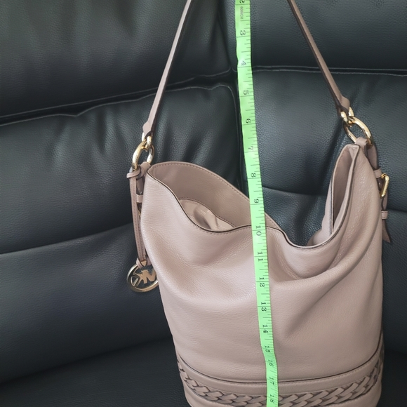 Michael Kors Gladstone Bucket Shoulder Bag TAUPE - Picture 6 of 10